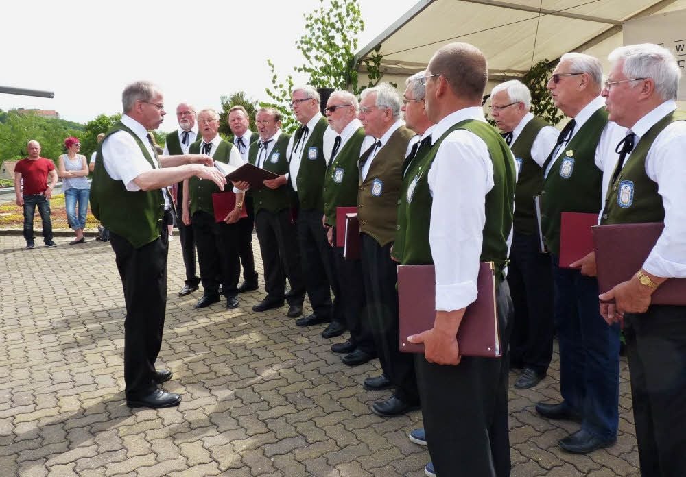 Der Freyburger Männerchor singt Lieder vom Wein und vom Frühling. Das ist Tradition zum Kellerfest der Winzervereinigung.