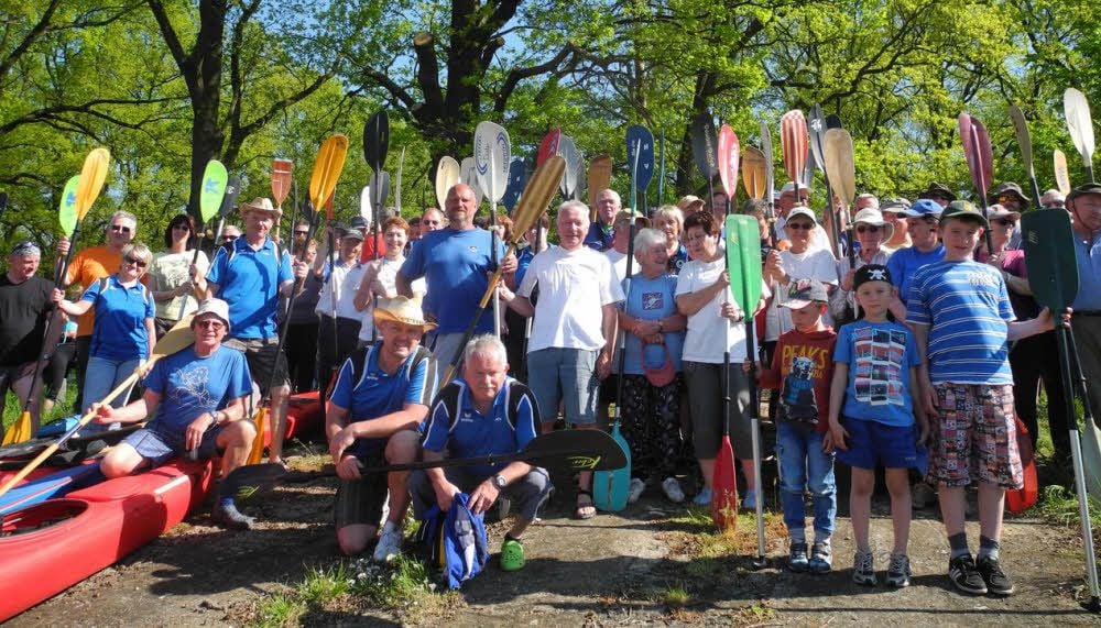 Gut gelaunt sind die Teilnehmer der 35. Elster-Elbe-Fahrt beim Start in Arnsnesta.