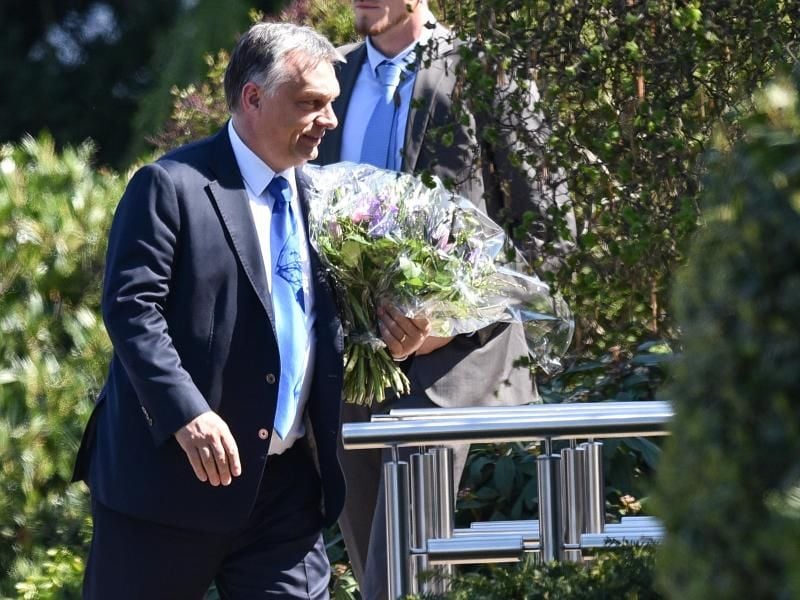 Ungarns Ministerpräsident Viktor Orban auf dem Weg zu einem Besuch in Kohls Privathaus. Foto: Uwe Anspach