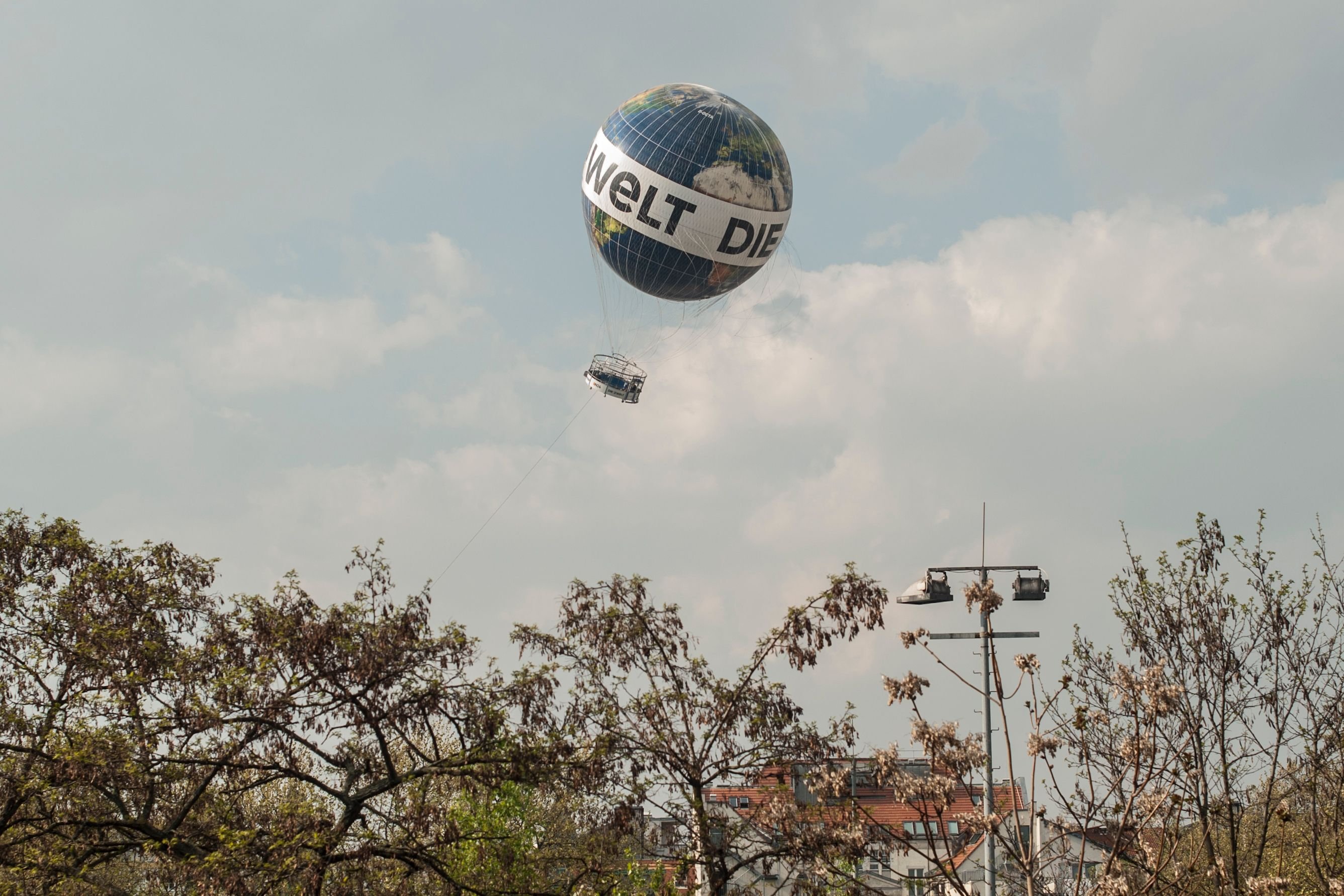 Der Ballon wurde von starken Böen erfasst.