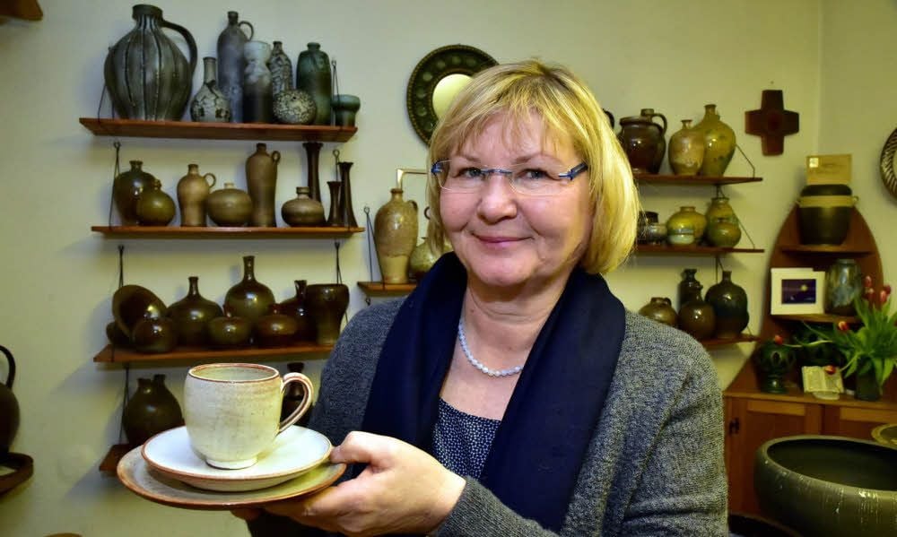 Kerstin Goschala mit einer jener Tassen, die ihr Vater angefertigt hat. Die Töpferin hat sie für ihren Neffen noch einmal neu hergestellt.