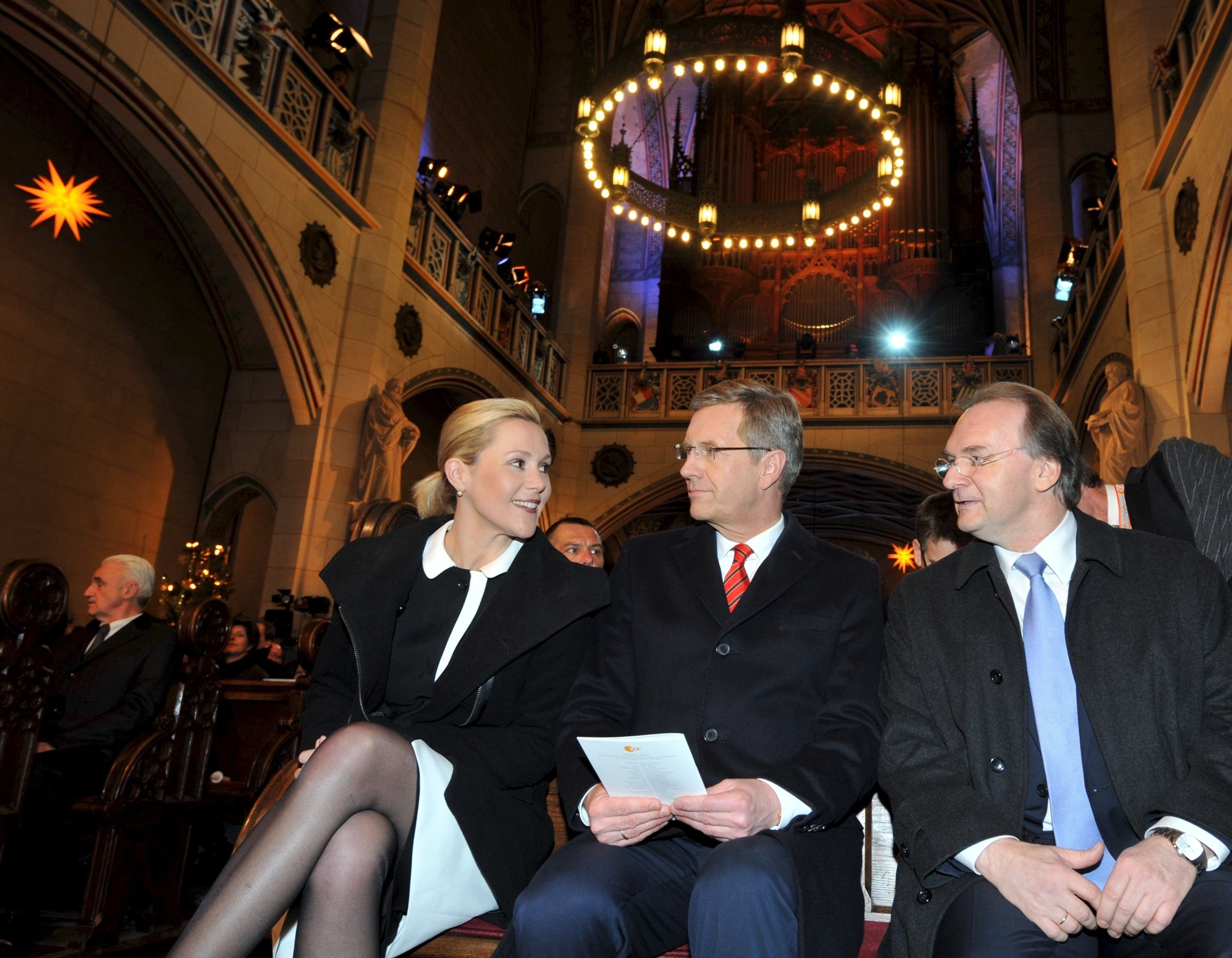 Damals war er noch Bundespräsident: Christian Wulff (Mitte) sitzt mit seiner Frau Bettina und Sachsen-Anhalts Ministerpräsidenten Reiner Haseloff (CDU) 2011 in der Schlosskirche in Wittenberg.
