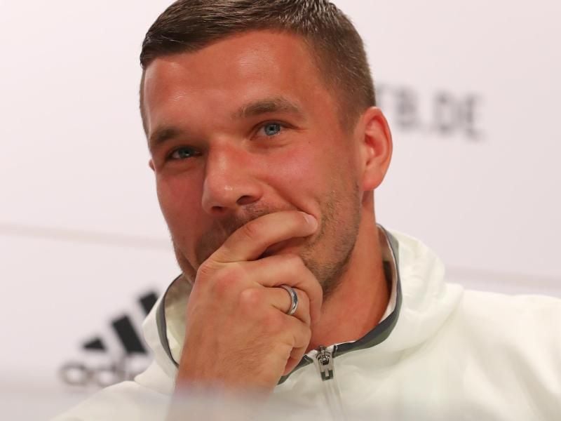 Lukas Podolski hat die Entwicklung der polnischen Nationalmannschaft gelobt. Foto: Christian Charisius