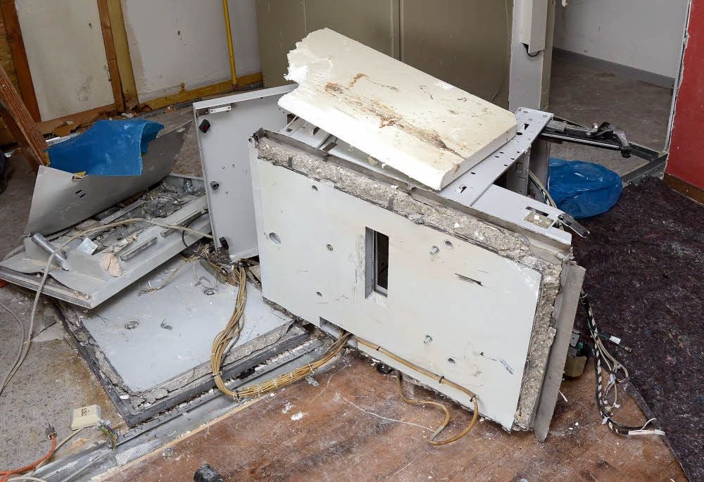 Diesen Anblick bietet die Filiale der Raiffeisenbank in Kretzschau im Inneren. Der zertrümmerte Haufen war der EC-Automat.