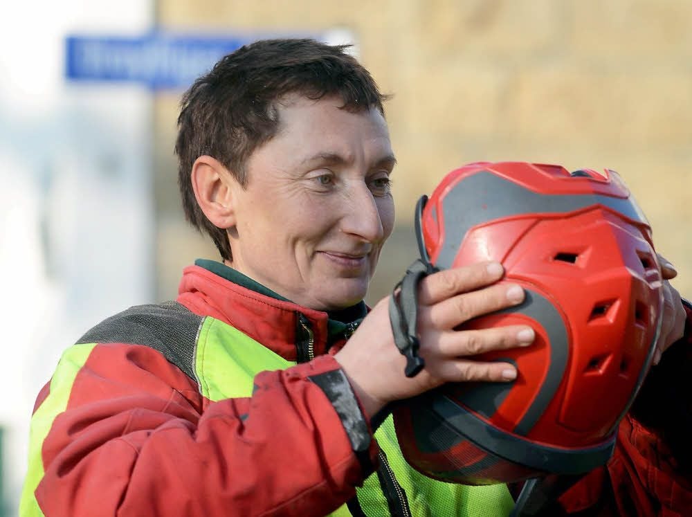 Helm auf und schon kann Andrea Weinl hinauf in die Bäume.