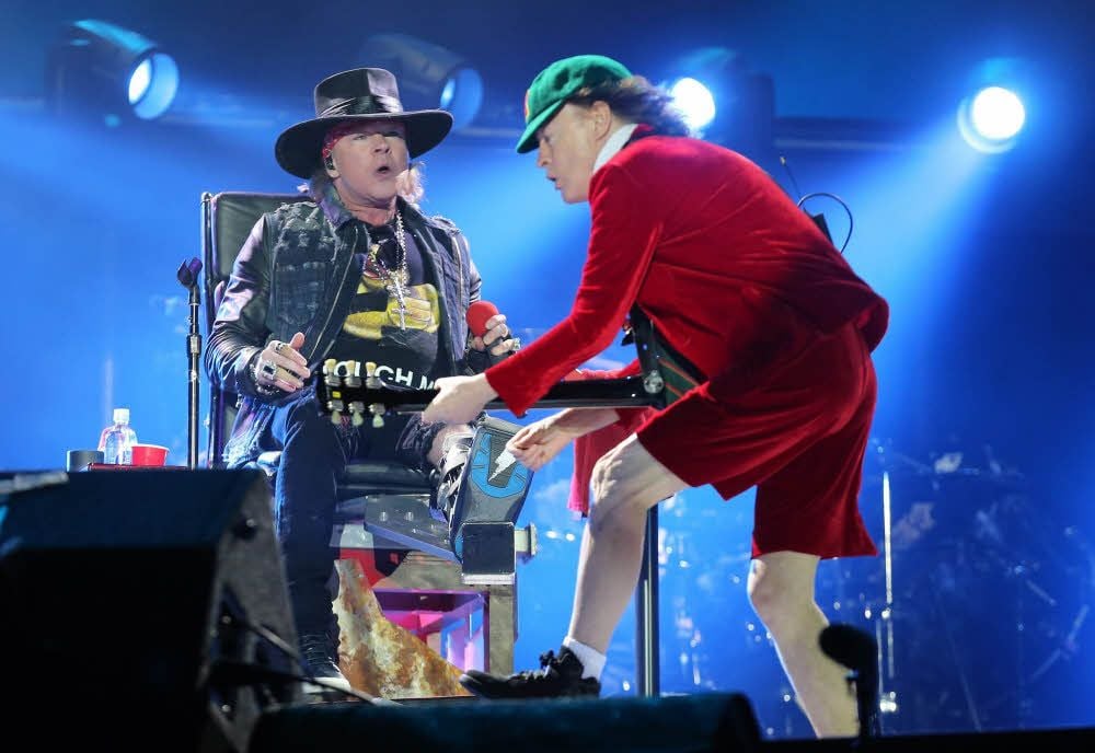 Sind Axl Rose (l.) und Angus Young das neue Traum- oder das Alptraumduo des Hardrock? Die Meinungen der AC/DC-Fans sind vor dem Konzert in Leipzig gespalten, die erste Skepsis aber ist gewichen - 45.000 Zuschauer werden den Auftritt in der Redbull-Arena erleben.