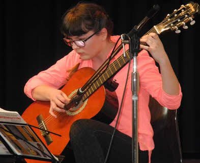 Emmelie Eiling spielt im Forum des Jessener Gymnasiums im Musikschulkonzert den „Highland March“.