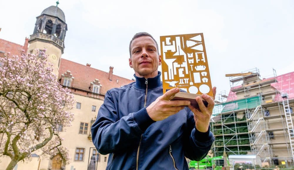 Michael Krenzt präsentiert seinen Entwurf für das Erinnerungsmal „Schwerter zu Pflugscharen“, das bis März 2017 im Hof des Wittenberger Lutherhauses errichtet werden soll.