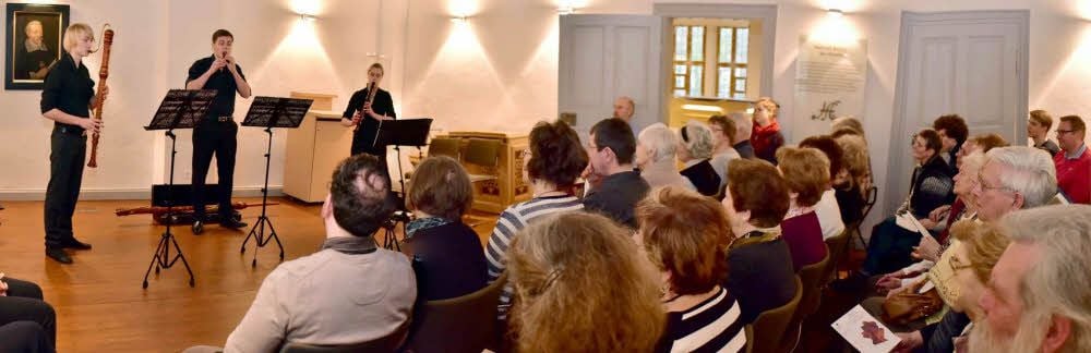 Virtuos an der Blockflöte: Noah Keucher mit der Bass- , Konstantin Rohleder an der Piccolo- und Jorunn Kumkar mit der Altblockflöte (von links).