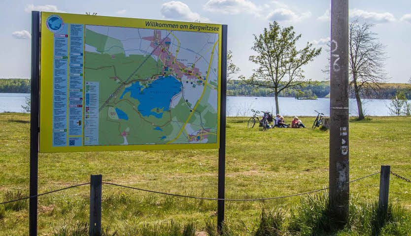 So sehen die neuen Orientierungstafeln aus, acht davon sind rund um den Bergwitzsee aufgestellt worden.