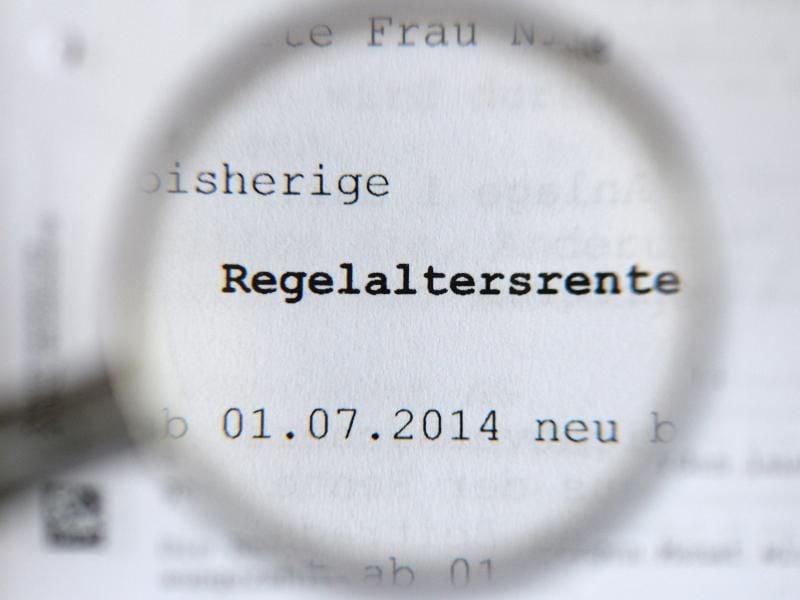 Wie viel Geld bekomme ich als Rentner? Darüber informiert der Rentenbescheid. Den sollten Empfänger gut prüfen. Fehler können Geld kosten. Foto: Jens Kalaene