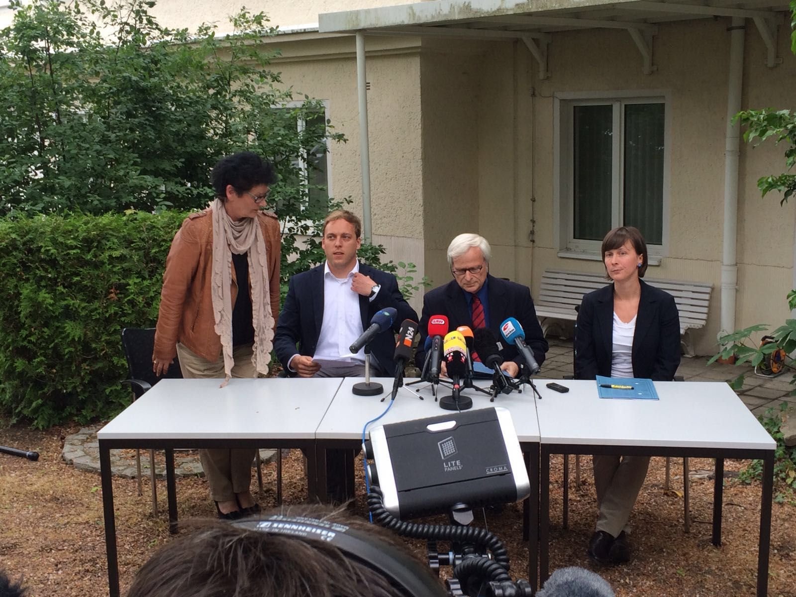 Pressekonferenz im Hof der Staatsanwaltschaft.