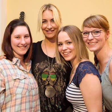 Um ein Erinnerungsfoto drängten sich die Besucherinnen.