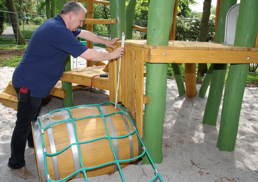 Ulrich Sommer vom Technischen Überwachungsverein prüft den neuen Spielplatz im Rosarium.