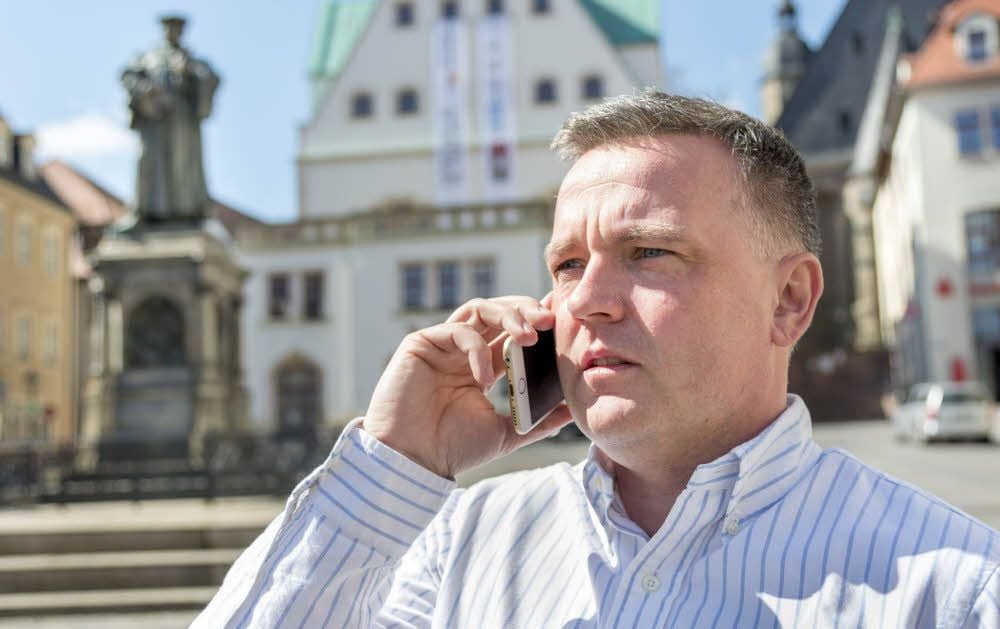 Jan Heuckeroth telefoniert von Berufs wegen viel - wenn es sein muss auch auf dem Eisleber Marktplatz