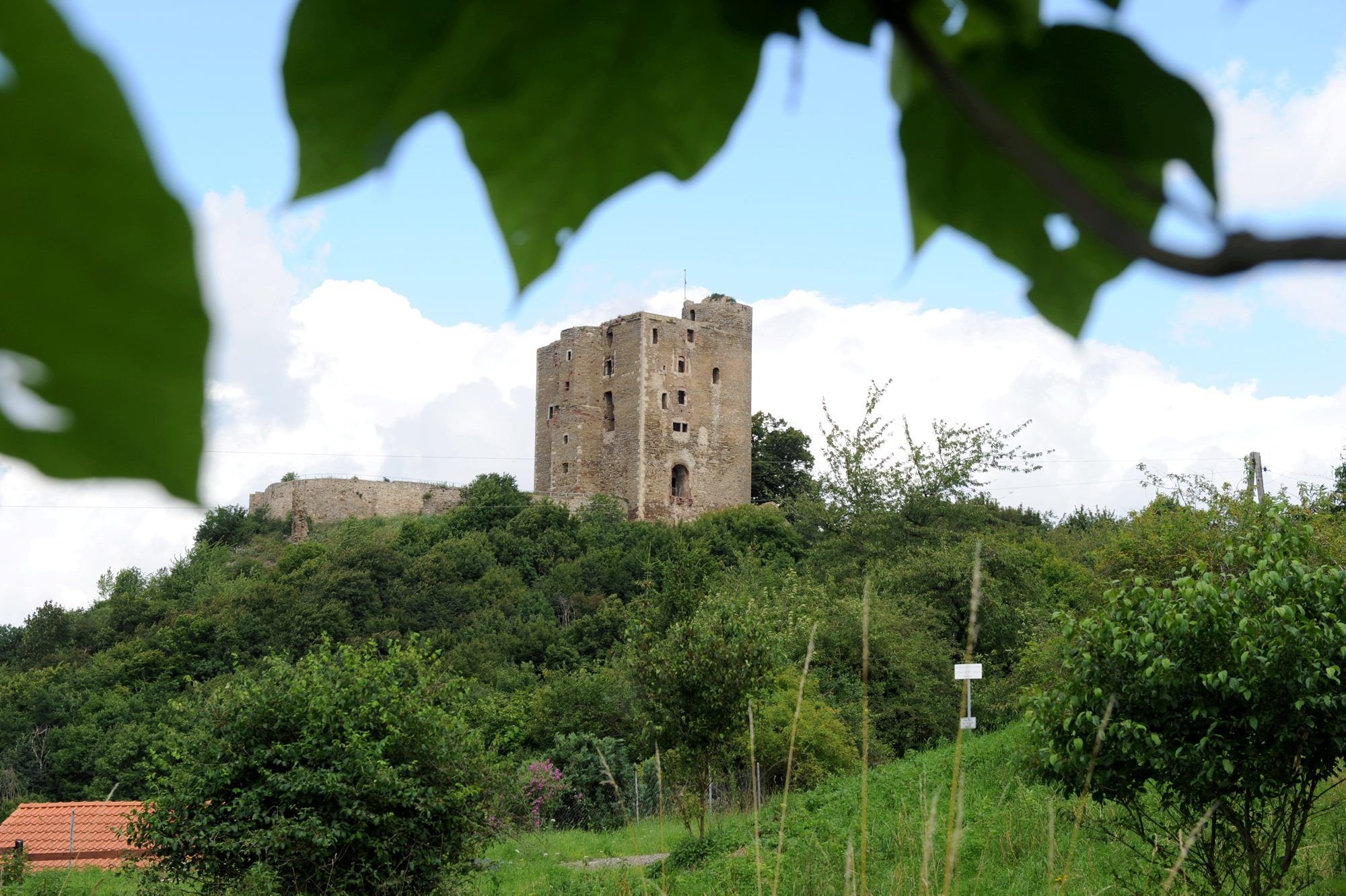 Die Ruine der Burg Arnstein erreicht man von Hettstedt, Ritterode, Willerode und Sylda.