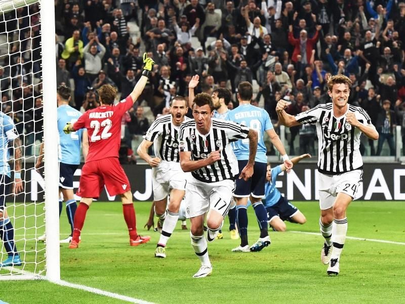 Die Turiner feiern den Treffer zum 1:0 gegen Lazio durch Mario Mandzukic (C). Foto: Andrea Di Marco