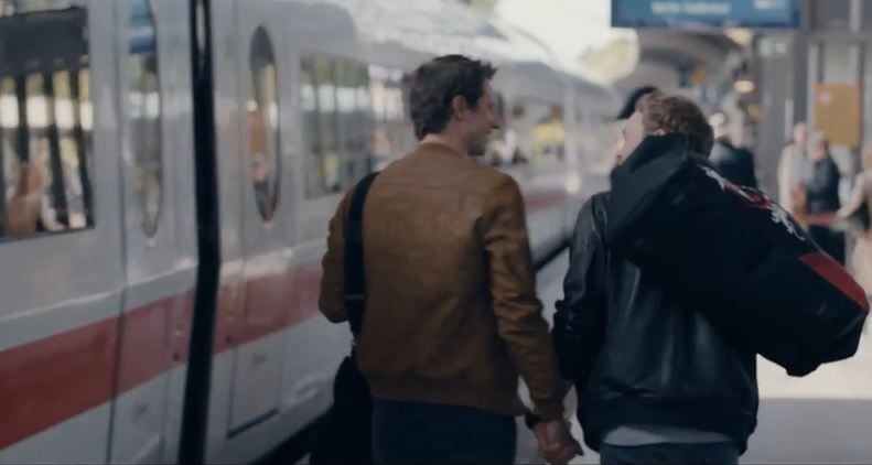 Hand in Hand: Ein Fußballspieler mit seinem Lebensgefährten.