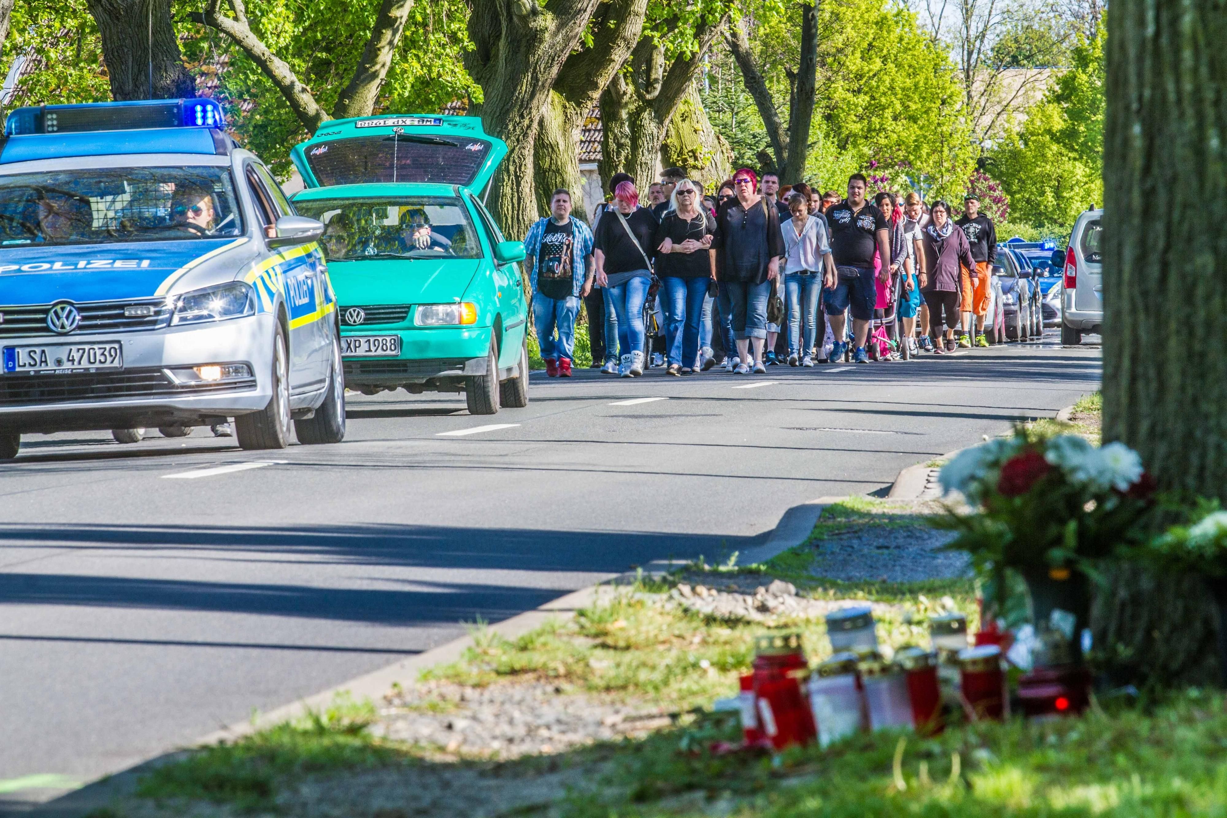 Wittenberg trauert um Mike W. - Der 45-Jährige ist nach einem Motorradunfall am Montagnachmittag verstorben. Am Freitag pilgerten 70 Trauernde von seinem Tattoo-Studio zur Unfallstelle.