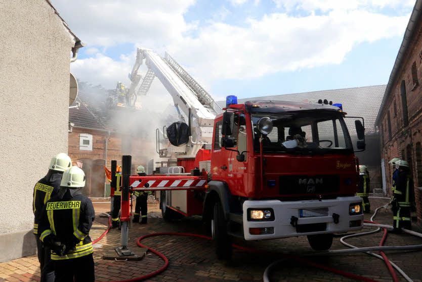 Von der Jessener Hubrettungsbühne aus wird das Feuer in Holzdorf bekämpft.
