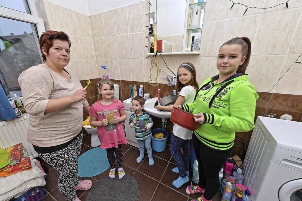 Vor dem Zähneputzen und Waschen kommt das Wasserschleppen in Töpfer von der Küche ins Bad: Claudia Hoffmann mit ihren Kindern Charleen (6 Jahre), Ian (3), Jasmin (10) und Vanessa (14).