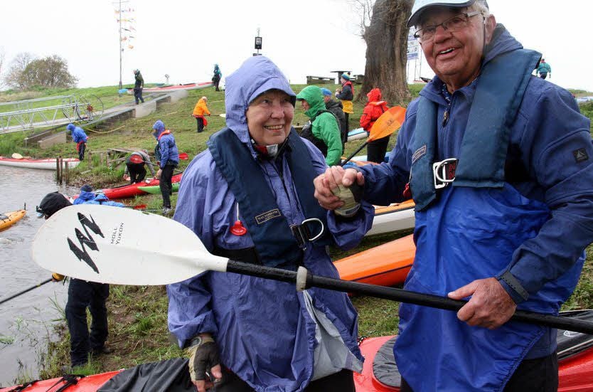 Sie beweisen: Die Liebe und das Kanufahren halten jung. Seit mehr als 50 Jahren sitzen Maria (75) und Horst Kauert (76) aus Coswig in einem Boot.