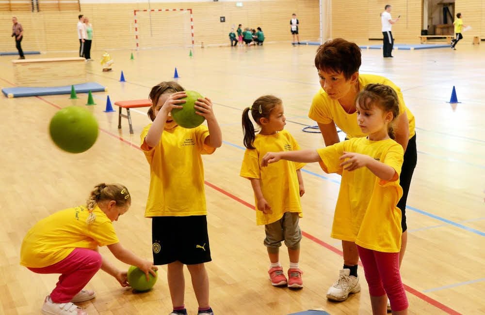 Zielen will gelernt sein - die Mädchen und Jungen der katholischen Kita Zeitz beim Ballzielwurf beim Wettstreit in der Berufsschule.