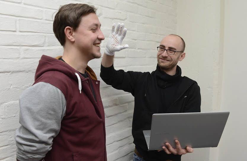 Erfinder in Aktion: Thomas Kores testet den medizinischen Handschuh bei Philipp Rösler. Die Auswertung erscheint auf dem Laptop.