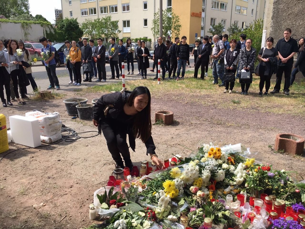 Eine junge Frau legt Blumen für die getötete Studentin Yangjie Li nieder.