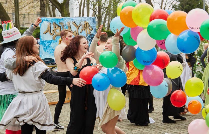 Am Ende lassen die Abiturienten Luftballons steigen.