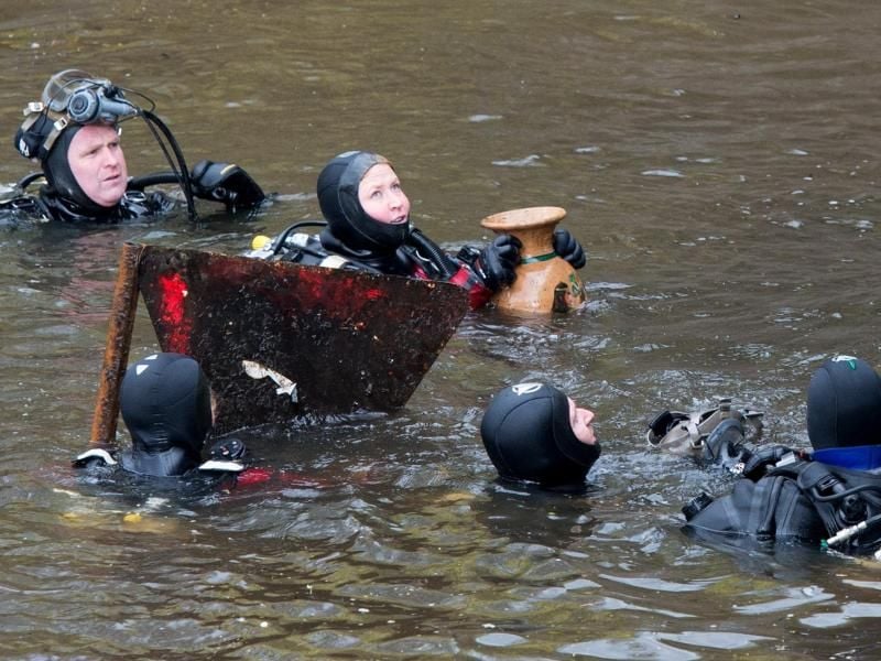 Taucher der Feuerwehr bergen Müll aus einem Kanal. Foto: Daniel Reinhardt