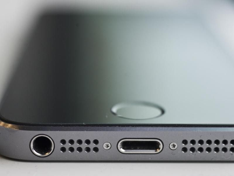 Der Ohrhörer-Anschluss (l) und Digital-Anschluss zum Laden an einem iPhone 5s. Foto: Ole Spata