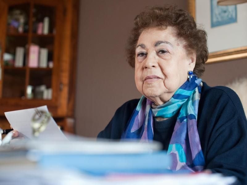 Die Autorin Gisela Steineckert an ihrem Arbeitstisch. Foto: Klaus-Dietmar Gabbert