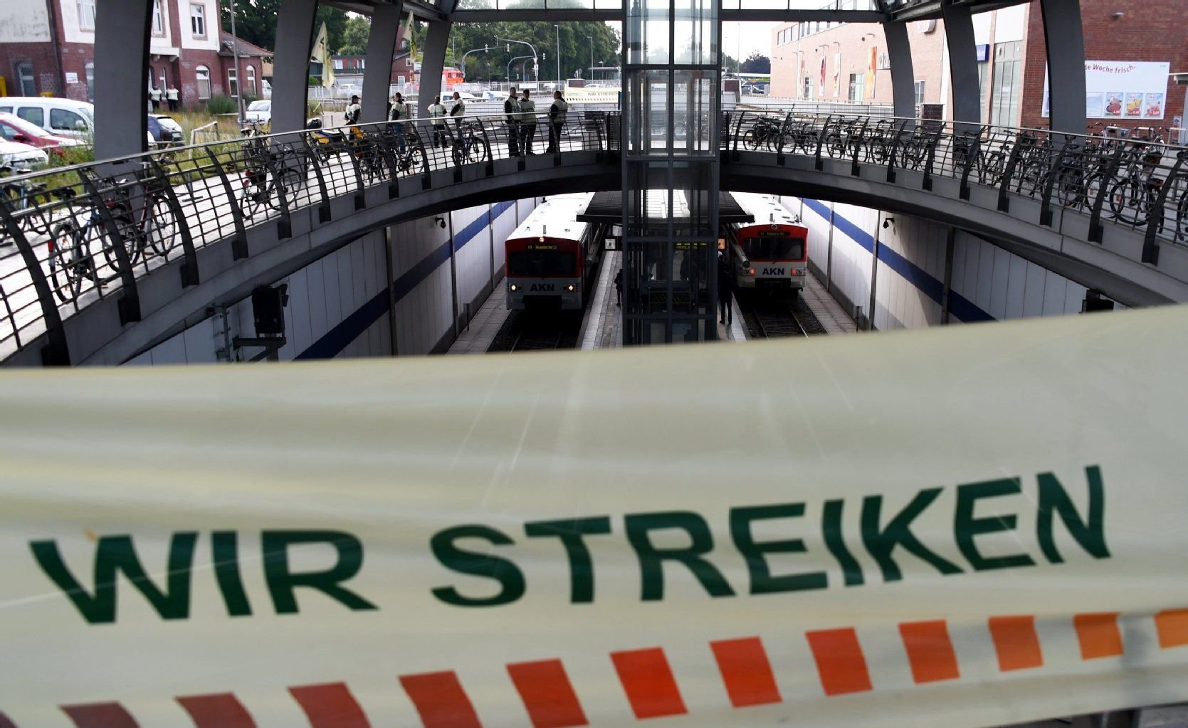 Die meisten Arbeitgeber drücken beide Augen zu, wenn Mitarbeiter wegen eines Streiks im Nahverkehr ein paar Minuten zu spät im Büro sind.