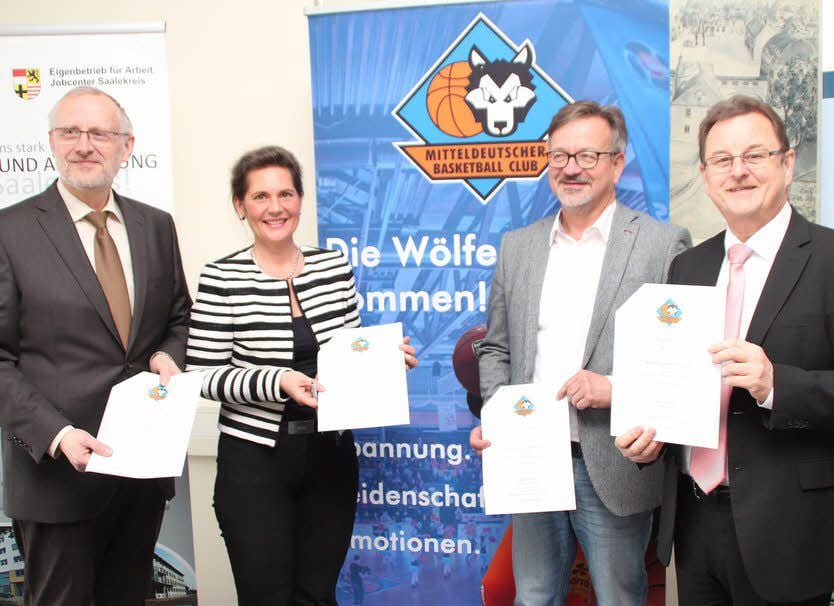 Präsentieren die Kooperationsvereinbarung für das Sport-Arbeit-Projekt: Gert Kuhnert, Elke Simon-Kuch, Herwig Fischer und Saalekreis-Landrat Frank Bannert (CDU), der Schirmherr des Projektes ist (v. l.).