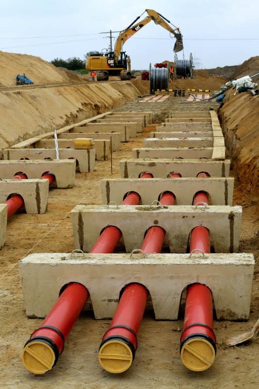 In derartigen Kunststoffrohren werden Erdkabel verlegt.