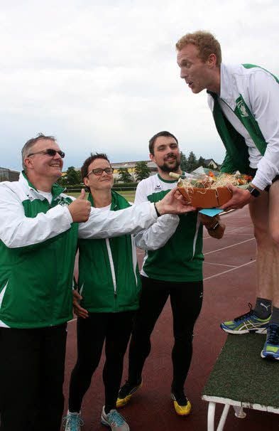 Als schnellster Läufer des Tages wird Hans-Marten Kuhwald geehrt. Viele bedauern, dass der Sportlehrer und Volleyballtrainer das Jessener Gymnasium verlässt.