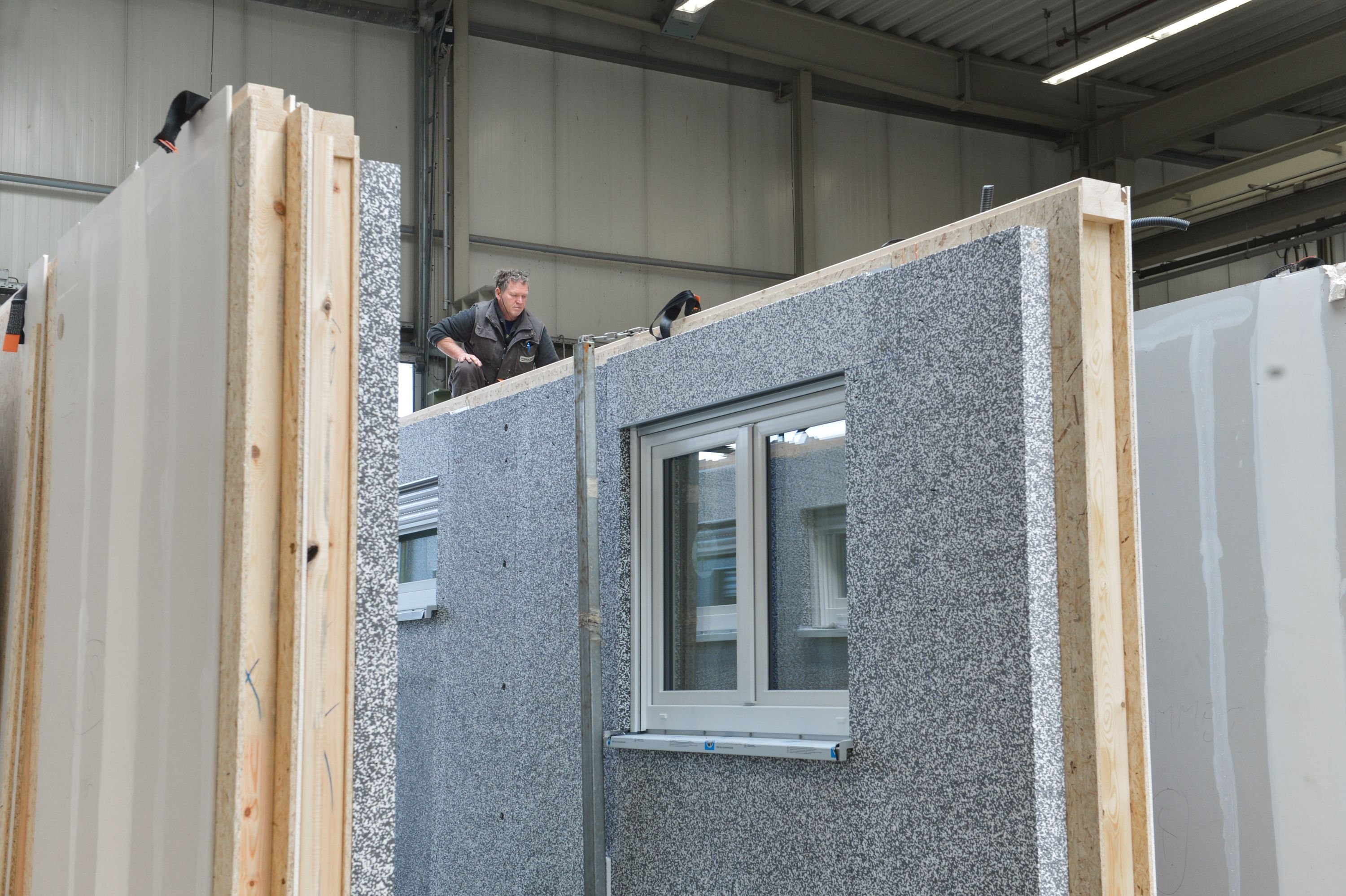 Hier werden Holzfenster und Fertigteilhäuser hergestellt.