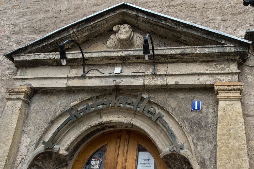 Der Eingang zum Ratskeller von Mücheln