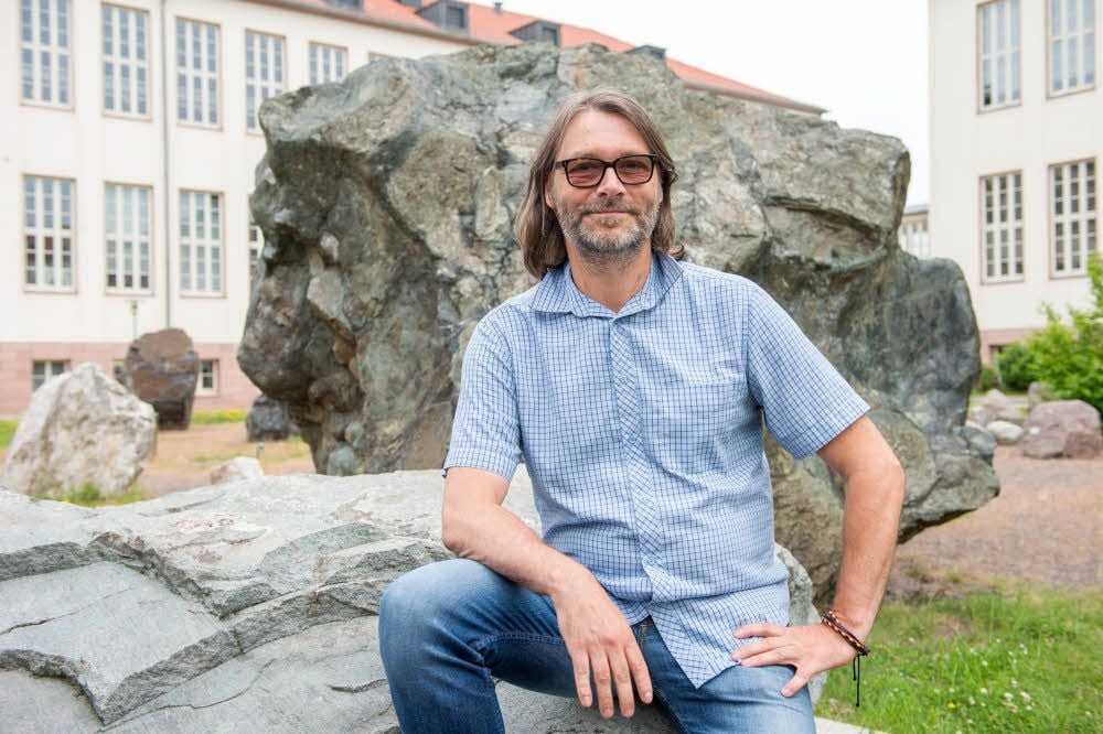 Der Sportpsychologe Oliver Stoll auf dem Campus Heide Süd. Zusätzlich zu Lehre und Forschung betreut der Professor Einzelathleten und Mannschaften, zuletzt unter anderem die Handballerinnen des HC-Leipzig.