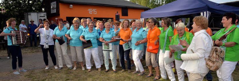 Frauen aus Listerfehrda entschlossen sich spontan zu einem Auftritt beim gut besuchten Volksfest.