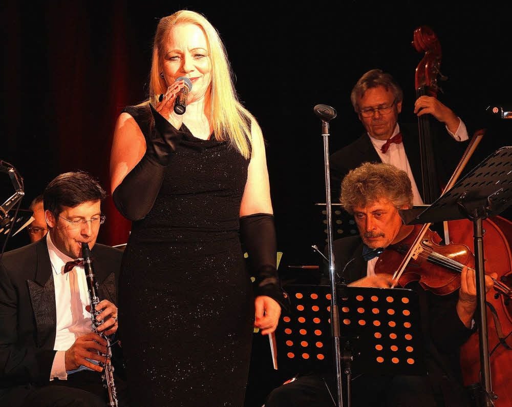 Ute Loeck und Musiker vom Salon-Orchester beim Auftritt im Eisleber Theater.