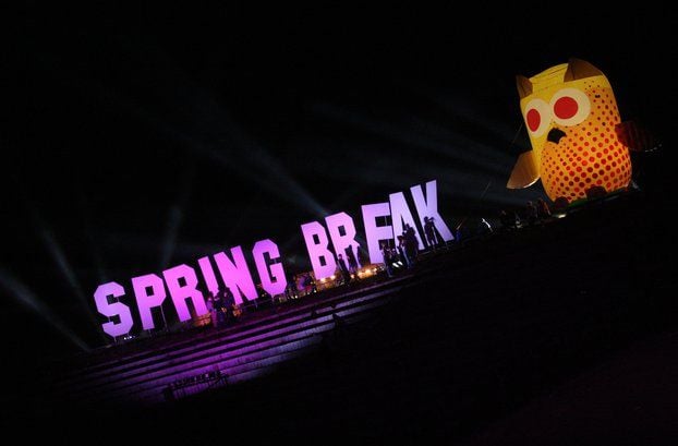Das Sputnik Spring Break-Logo in der Nacht.