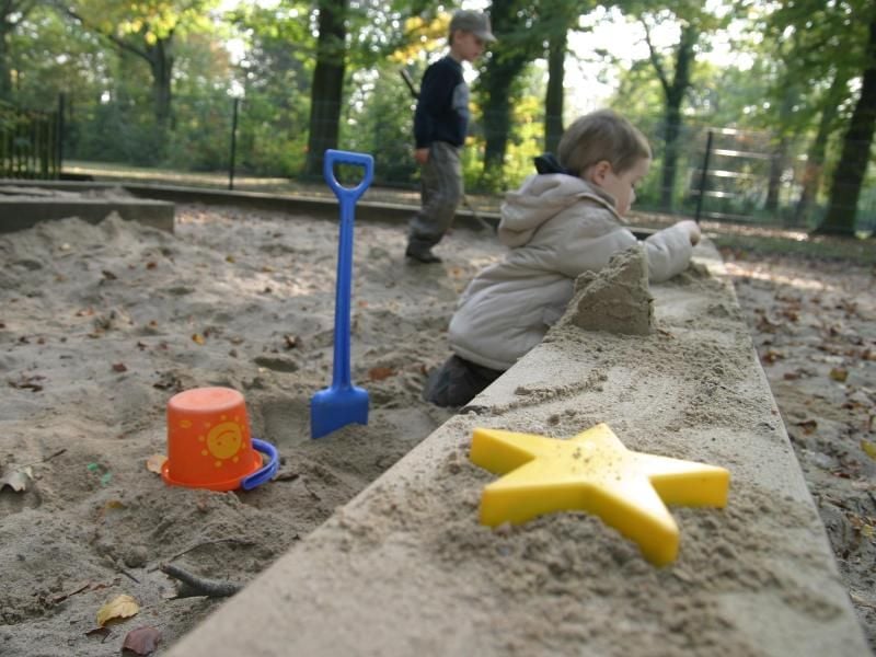Für die Pflege von Sandkästen im Innenhof müssen in der Regel alle Mieter aufkommen. Foto: dpa-infocom