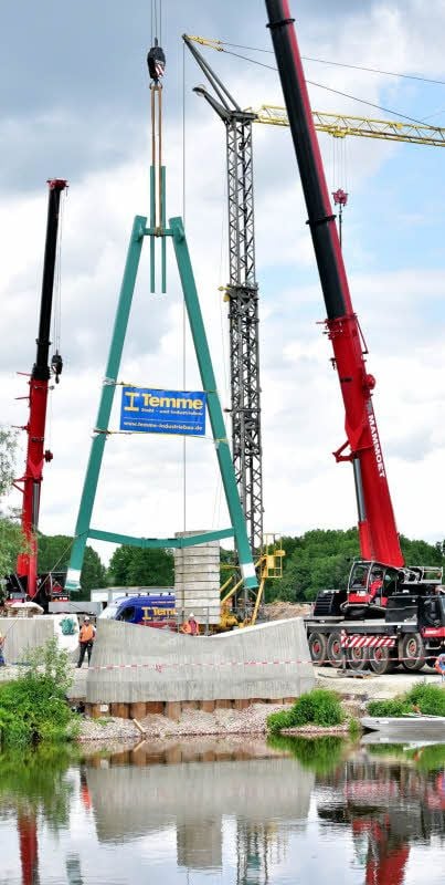 Am Uichteritzer Saaleufer wird der erste Stahlpylon für die neue Fußgängerbrücke über den Fluss errichtet.