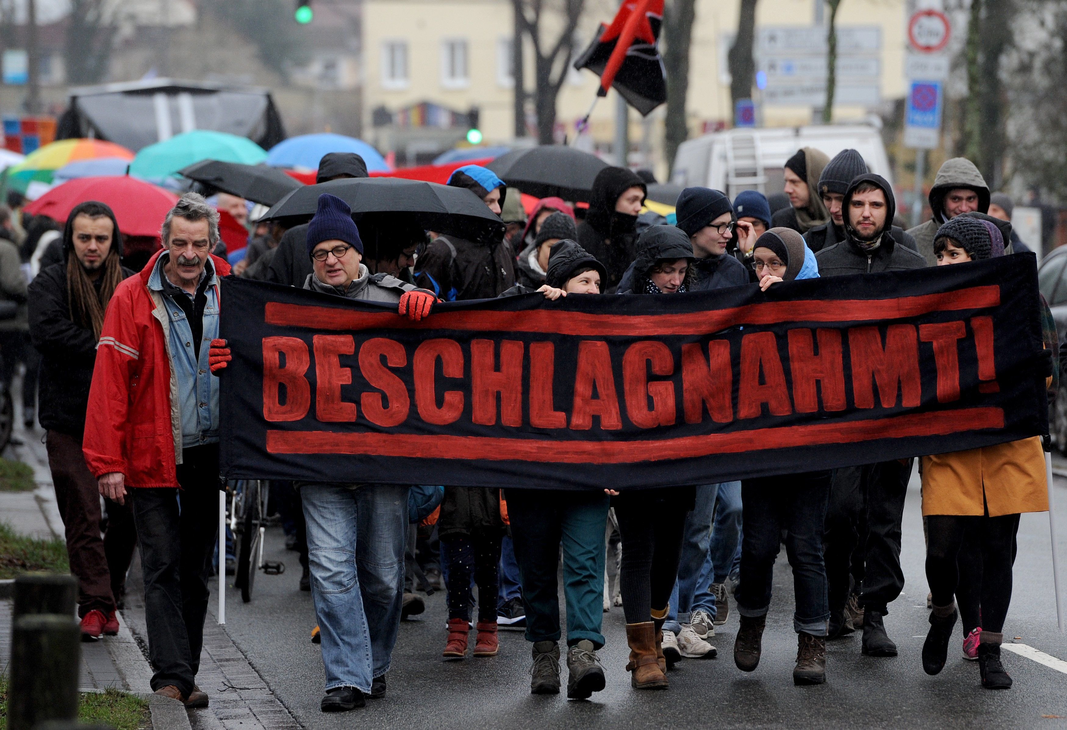 Rund 100 Demonstranten hatten am Freitag versucht, die Ankunft eines Flüchtlingsbusses zu verhindern.