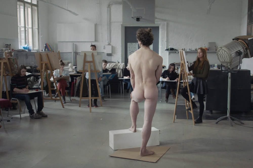 Nackt im Malsaal: Szene aus Mario Schneiders Film