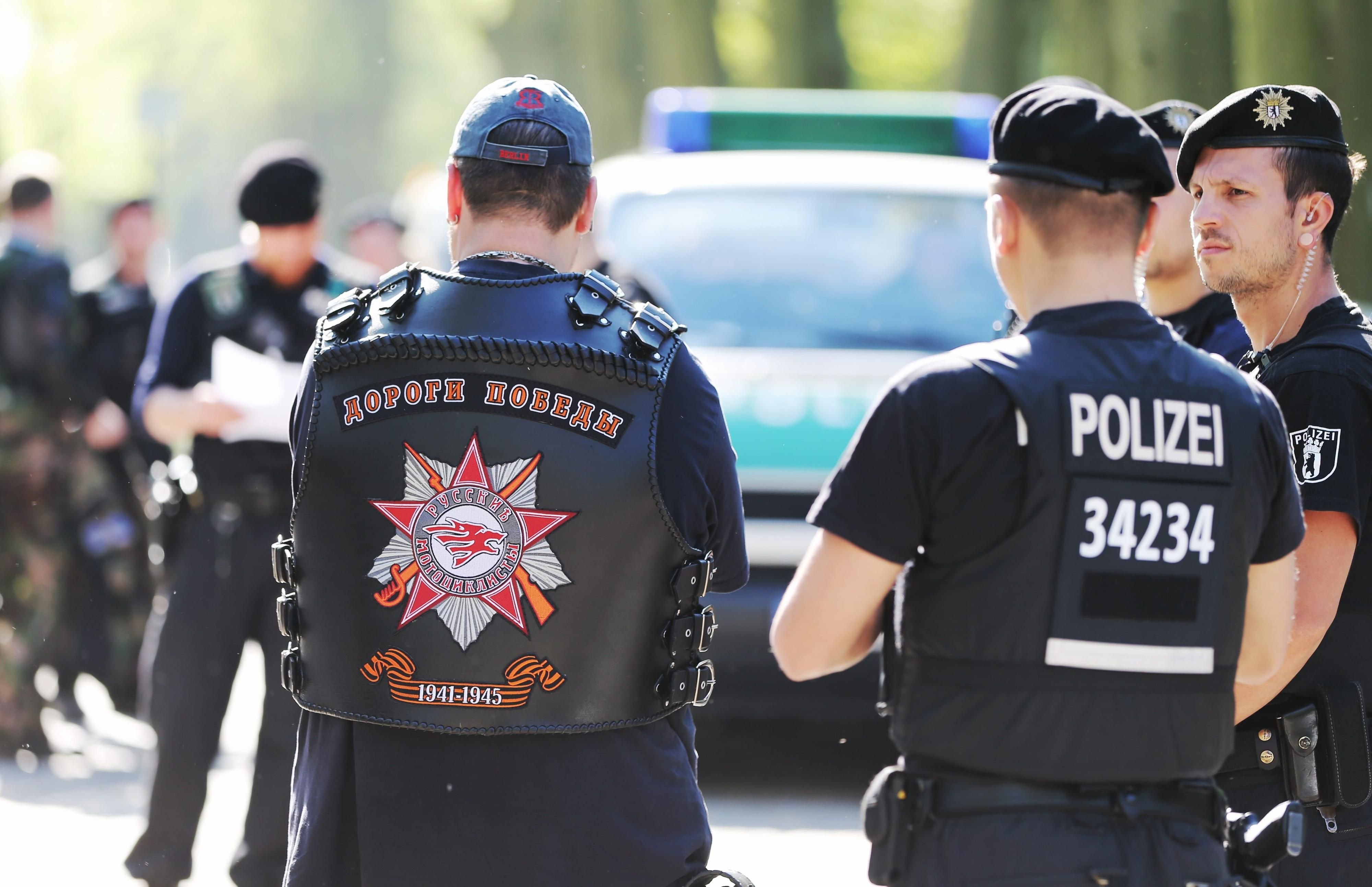 Polizeibeamte kontrollieren Angehörige des Ablegers des Motorradclubs «Nachtwölfe» am 09.05.2016 in Berlin am Sowjetischen Ehrenmal in Treptow. Die Motorradgang "Nachtwölfe" hat an das Ende des Zweiten Weltkrieges und den Sieg über den Faschismus erinnert. Der 9. Mai ist in Russland der «Tag des Sieges».