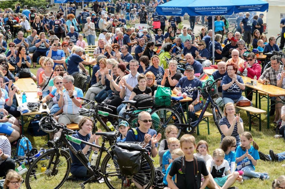 Volksfest-Stimmung am Medienhaus: ein Meer an Menschen in blauen T-Shirts