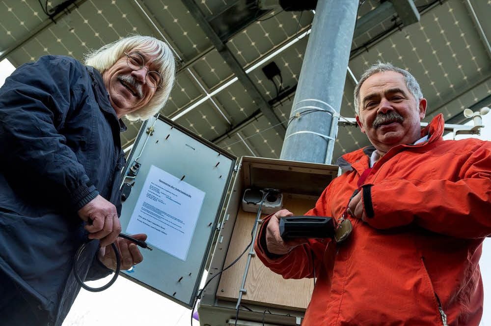 Dirk Mälzer (l.) und Jürgen Umlauf, Vorsitzender der Deutschen Gesellschaft für Sonnenenergie/Sektion Sachsen-Anhalt, präsentieren die Solartankstelle.